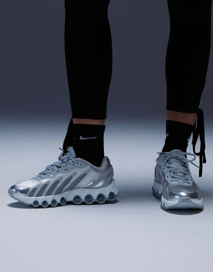 Nike Air Max DN8 sneakers in silver - Image 3