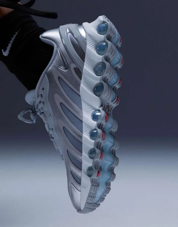 Nike Air Max DN8 sneakers in silver - Image 4