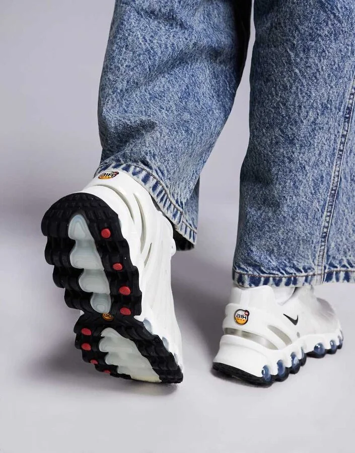 Nike Air Max DN8 sneakers in white and black - Image 4