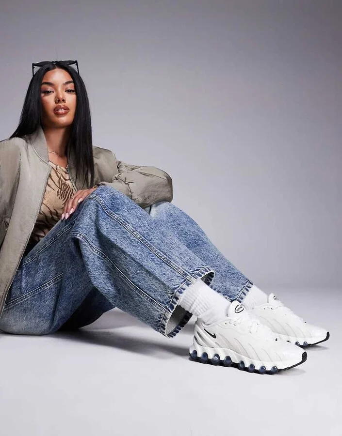Nike Air Max DN8 sneakers in white and black