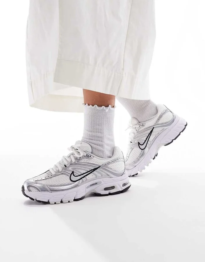 Nike Air Max Moto 2K sneakers in white and black - Image 3