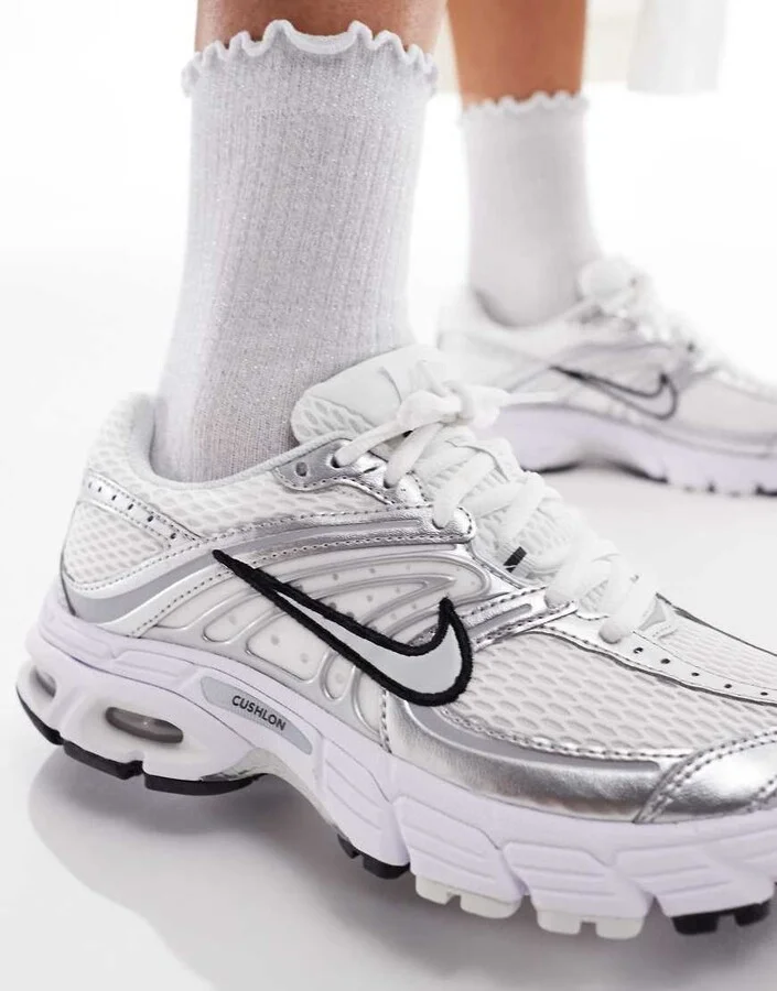 Nike Air Max Moto 2K sneakers in white and black - Image 4
