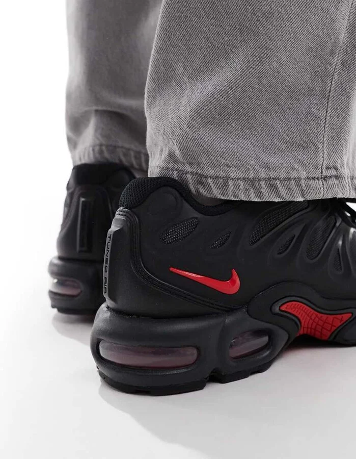Nike Air Max Plus Drift sneakers in black and red - Image 3