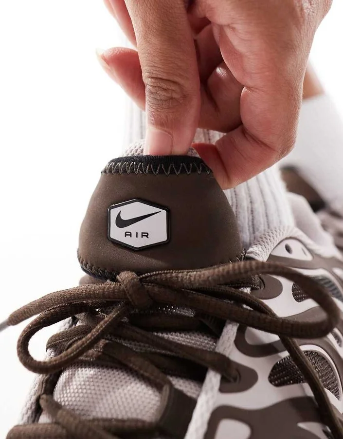 Nike Air Max Plus Drift sneakers in brown and off white - Image 3