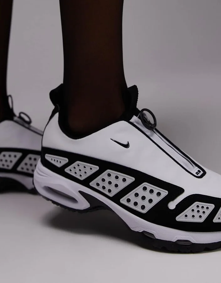 Nike Air Max SNDR sneakers in white and black - Image 4