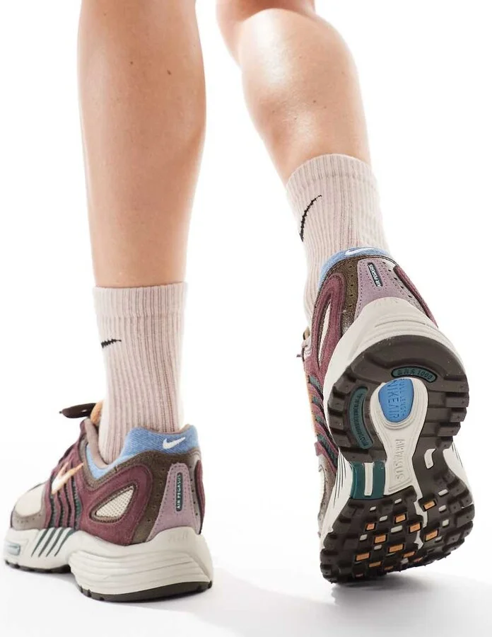Nike Air Pegasus 2005 sneakers in beige and brown - Image 2