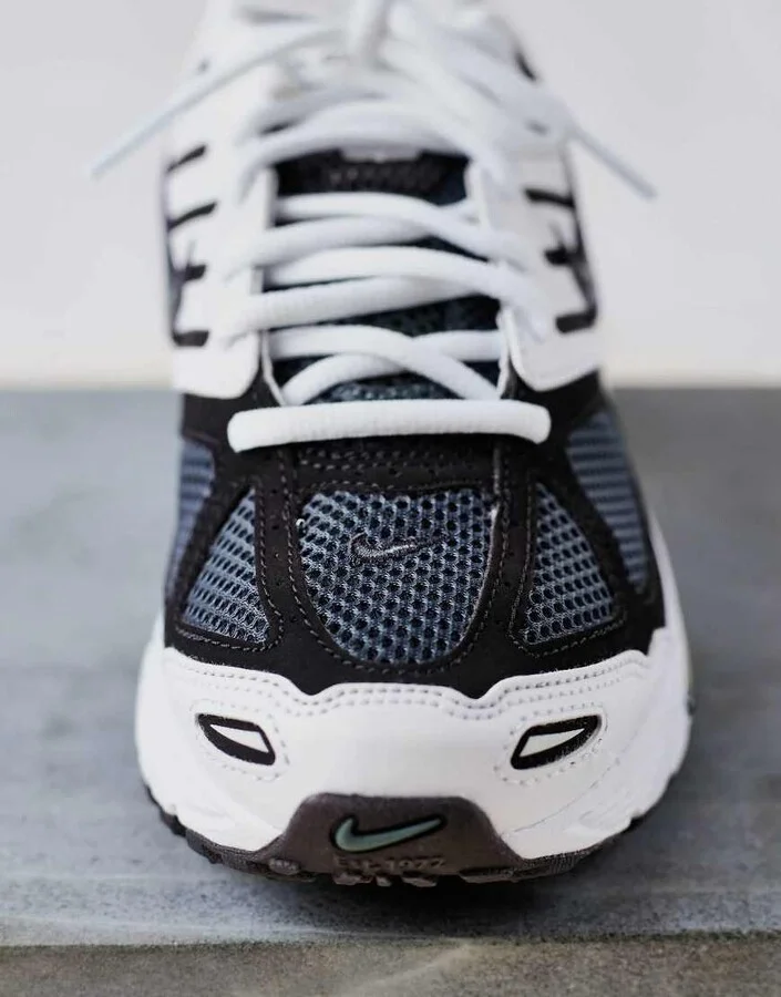 Nike Air Pegasus 2005 sneakers in white and dark green - Image 2
