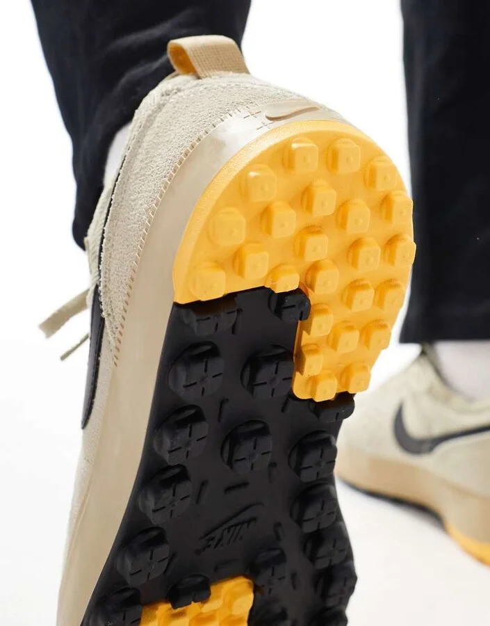 Nike C1ty sneakers in beige and black - Image 4