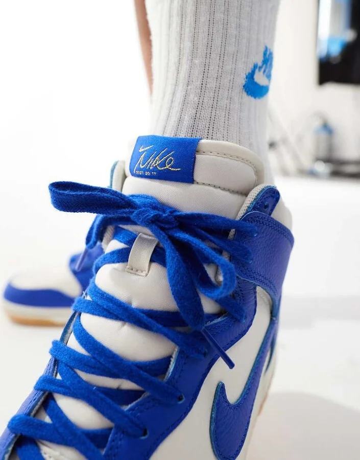Nike Dunk High SE sneakers in white and blue - Image 3