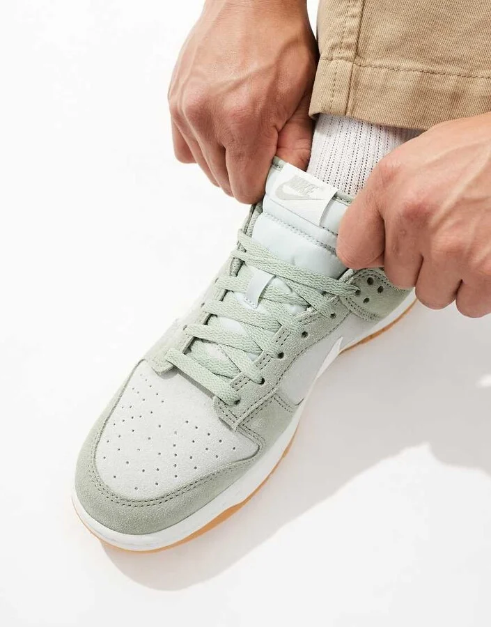 Nike Dunk Low Retro sneakers in green and white - Image 2