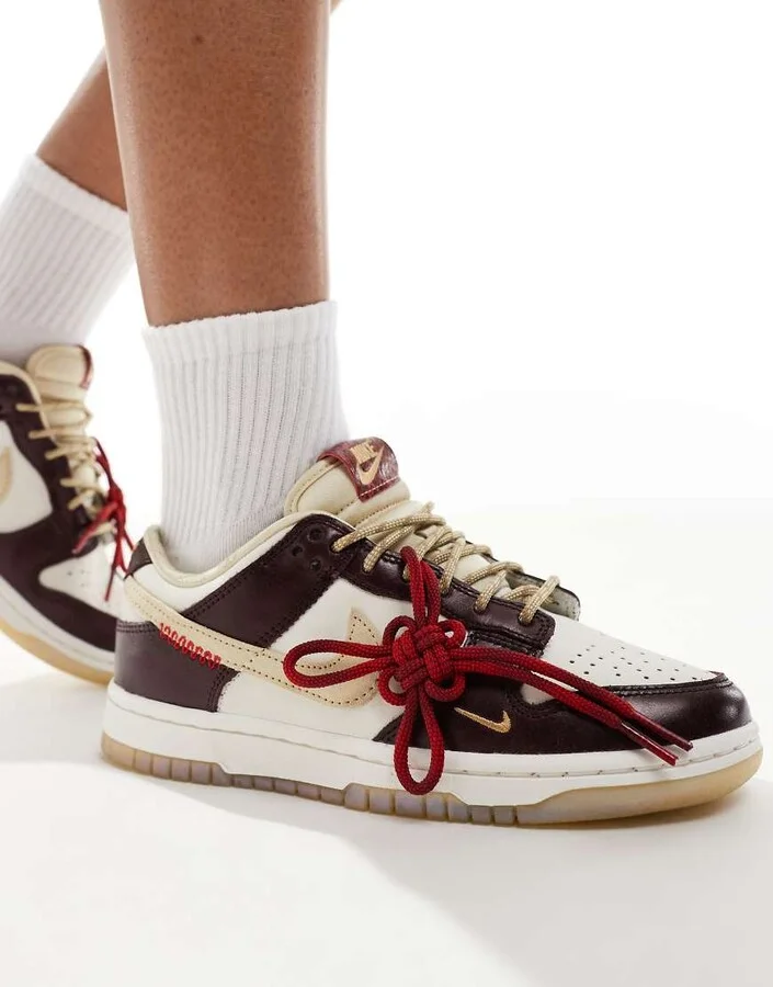 Nike Dunk Low sneakers in white and burgundy - Image 4