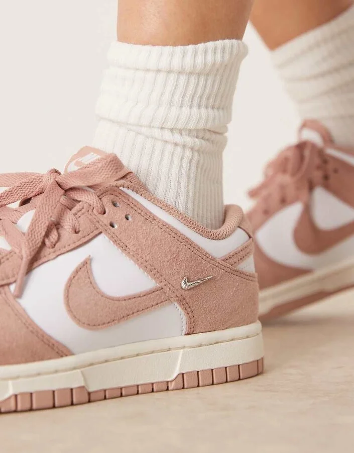 Nike Dunk Low sneakers in white & pink - Image 3