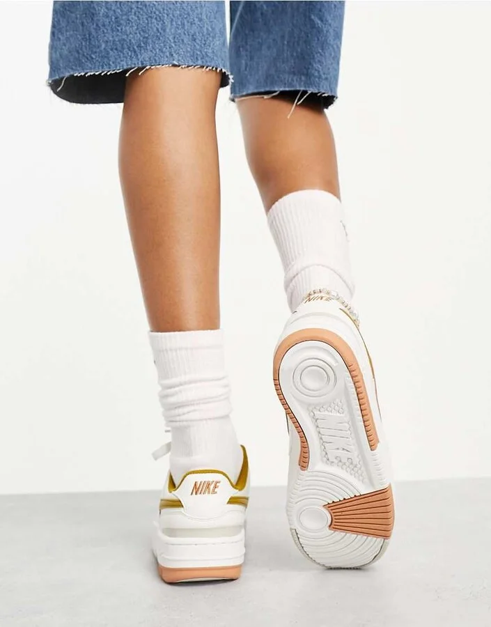 Nike Gamma Force sneakers in ivory & gold - Image 2