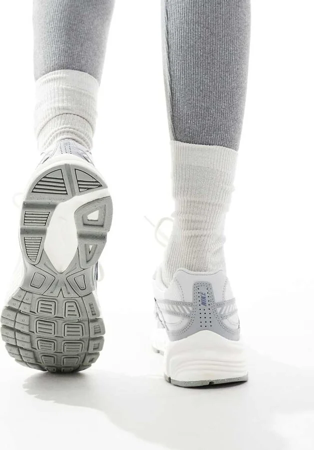 Nike Initiator sneakers in off white and gray - Image 3
