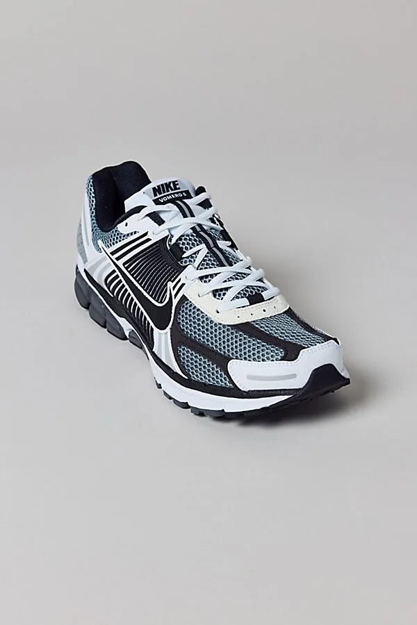 Nike Men's Zoom Vomero 5 SE SP Sneaker in White/Racer Blue - Image 4