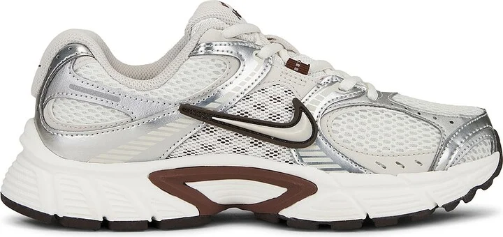Nike Nike V5 Runner Sneaker in Cream