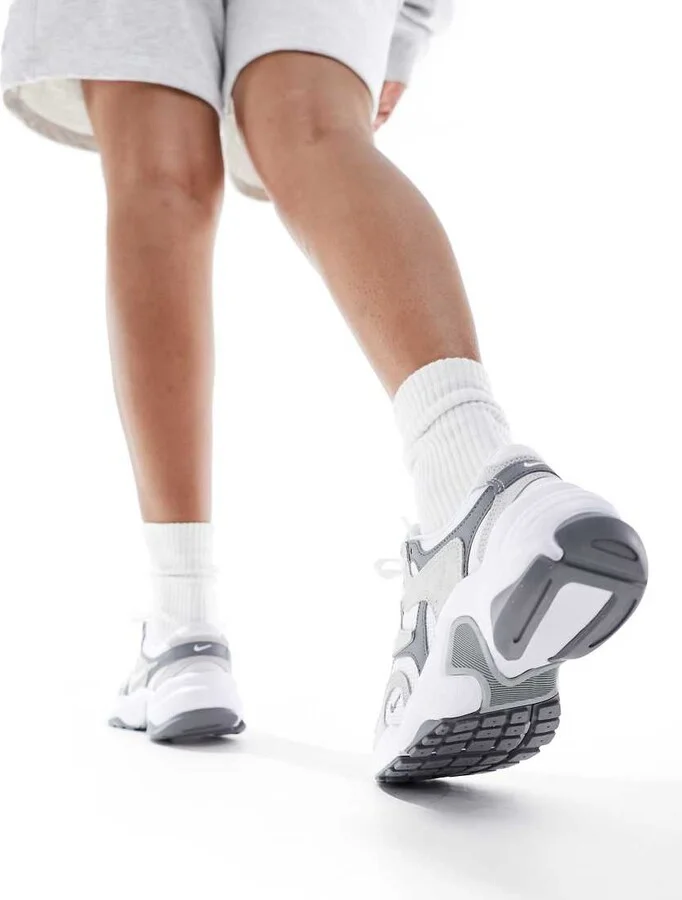 Nike Runninspo sneakers in gray and white detail - Image 4