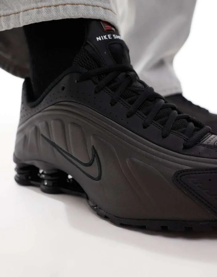 Nike Shox R4 sneakers in black - Image 3