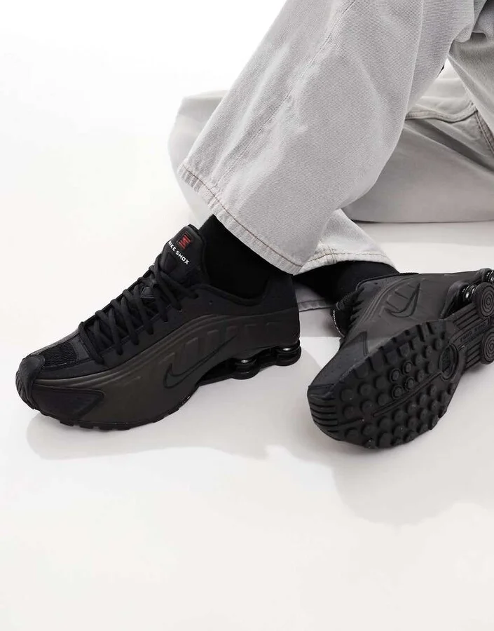 Nike Shox R4 sneakers in black - Image 4