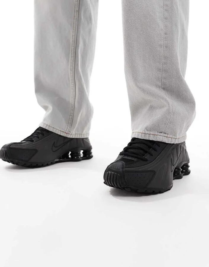 Nike Shox R4 sneakers in black