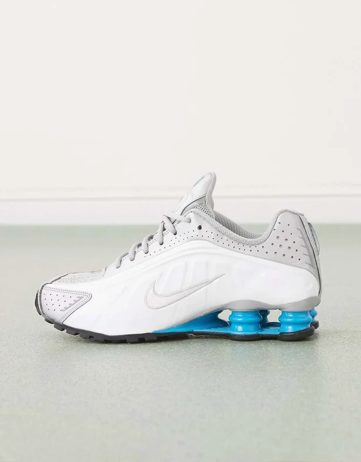 Nike Shox R4 sneakers in silver and white - Image 2