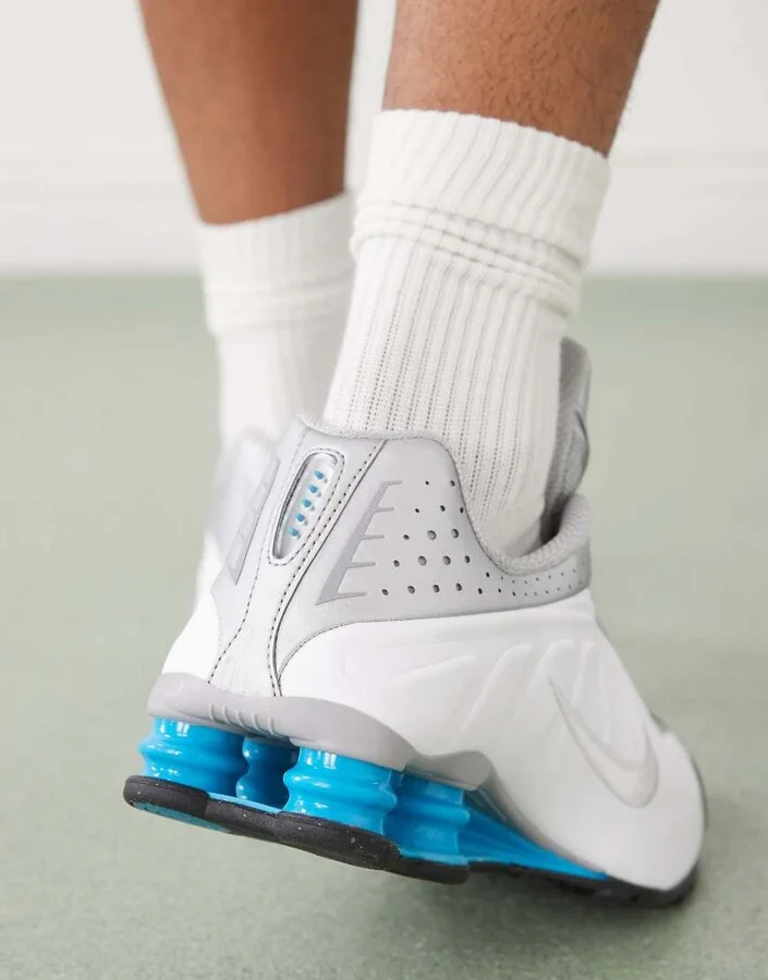 Nike Shox R4 sneakers in silver and white - Image 3