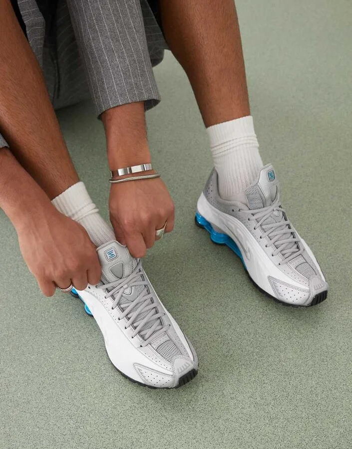 Nike Shox R4 sneakers in silver and white - Image 4