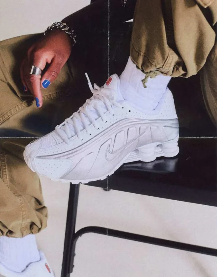 Nike Shox R4 sneakers in white and silver - Image 2
