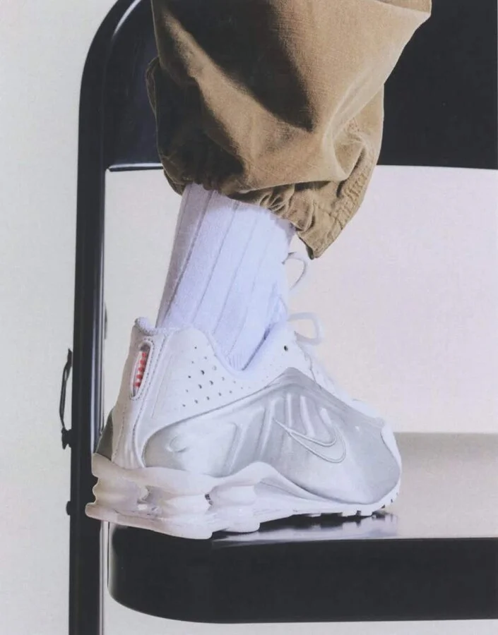 Nike Shox R4 sneakers in white and silver - Image 3