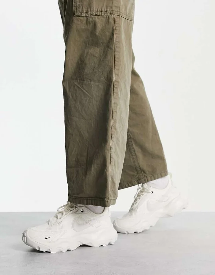 Nike TC 7900 sneakers in white - Image 4