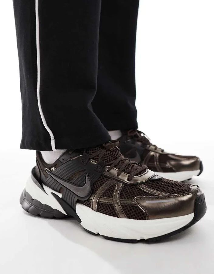 Nike V2K Run sneakers in brown - Image 4