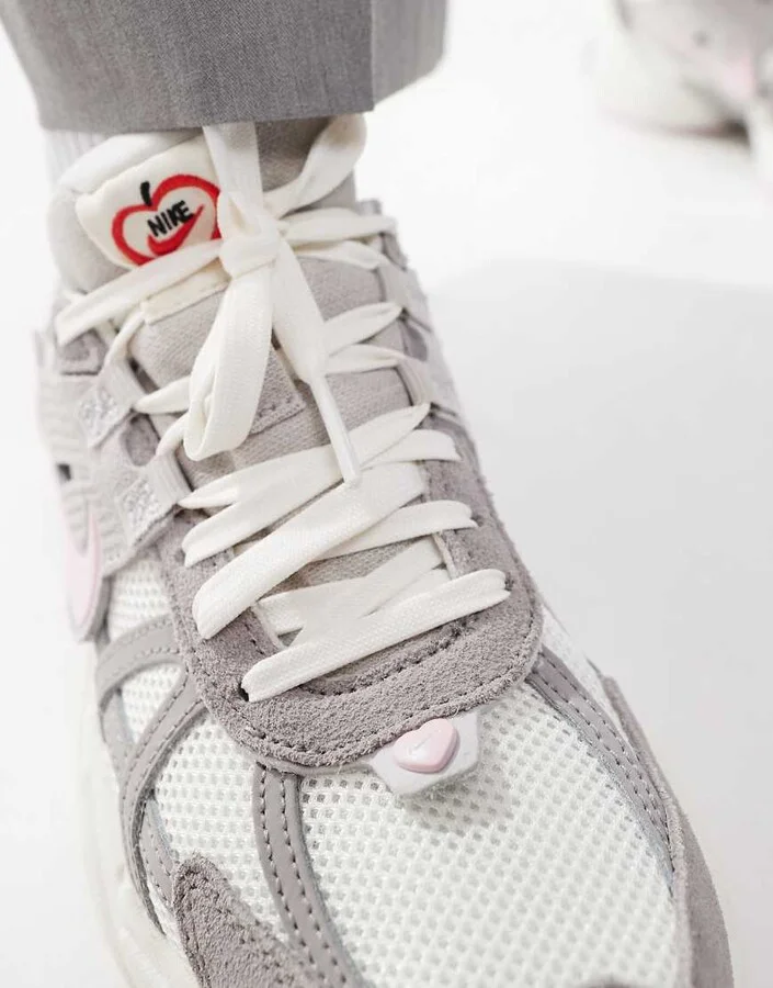 Nike V2K Run sneakers in gray and pink - Image 3