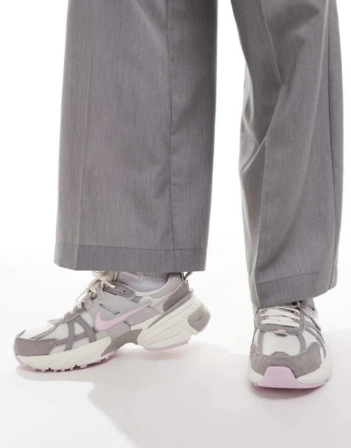 Nike V2K Run sneakers in gray and pink - Image 4