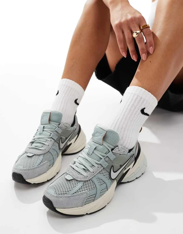 Nike V2K Run sneakers in washed blue and off white - Image 3