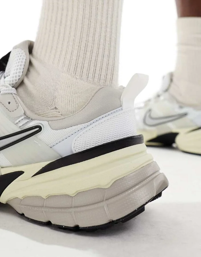 Nike V2K Run sneakers in white and silver - Image 4