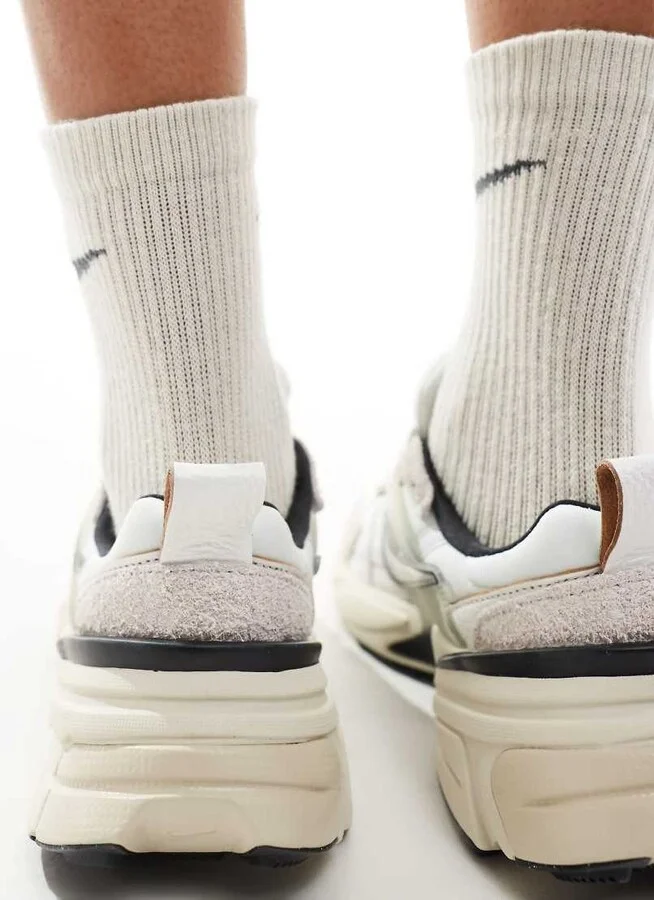 Nike V2K Run sneakers in white and silver - Image 3
