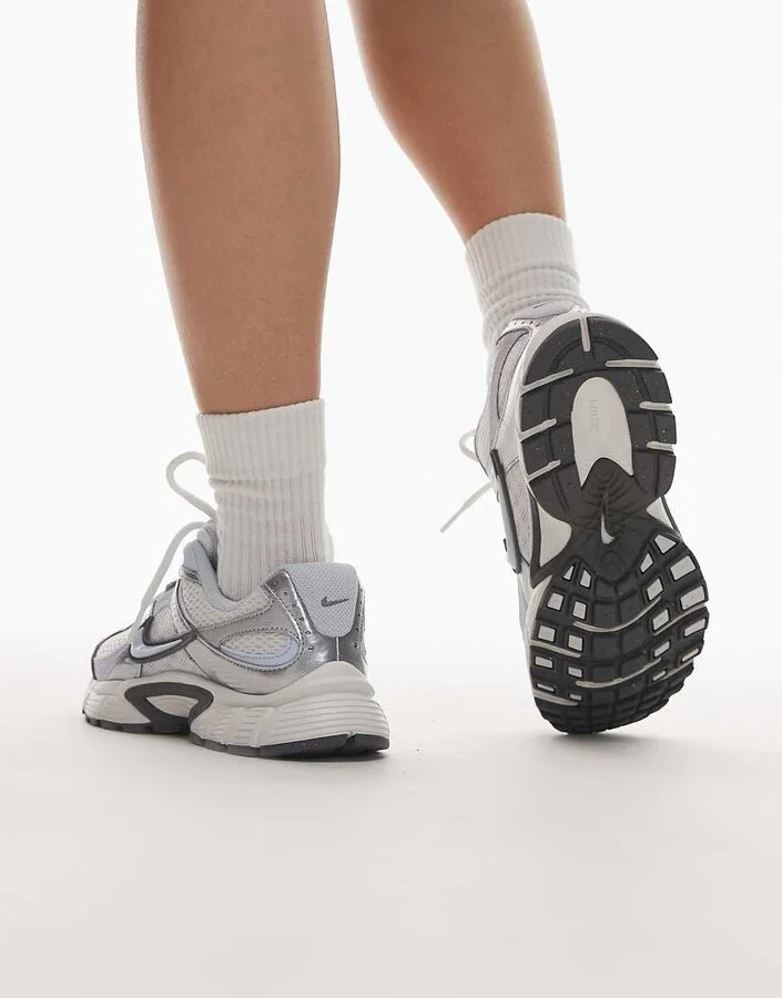 Nike V5 RNR sneakers in off-white and blue - Image 4