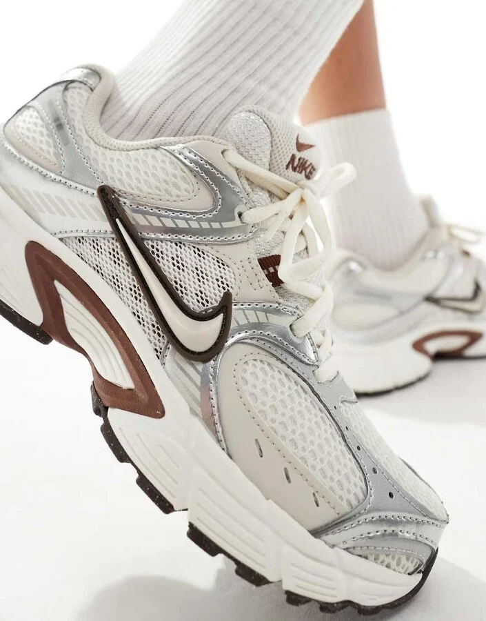 Nike V5 RNR sneakers in off white and brown - Image 3