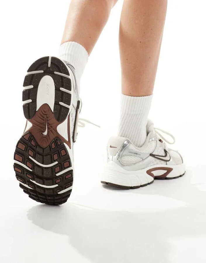 Nike V5 RNR sneakers in off white and brown - Image 4