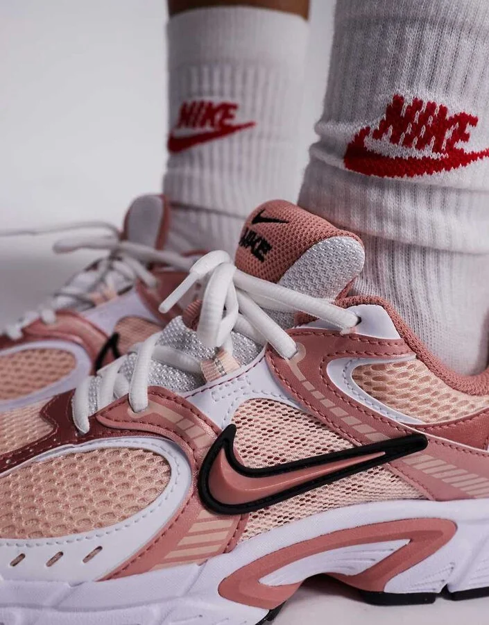 Nike V5 RNR sneakers in pink and white - Image 4