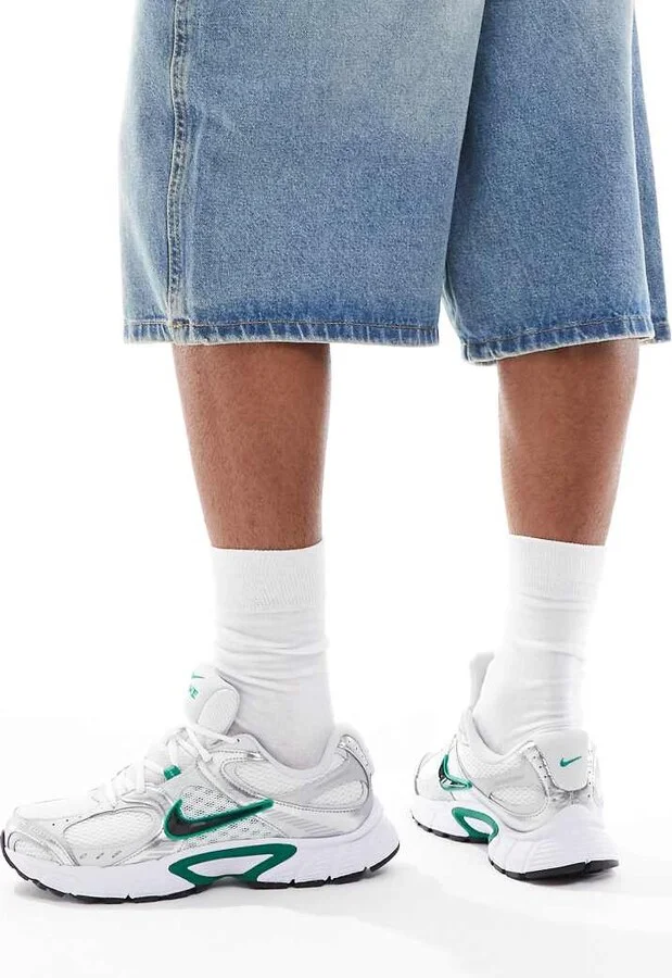 Nike V5 RNR sneakers in silver and green - Image 3