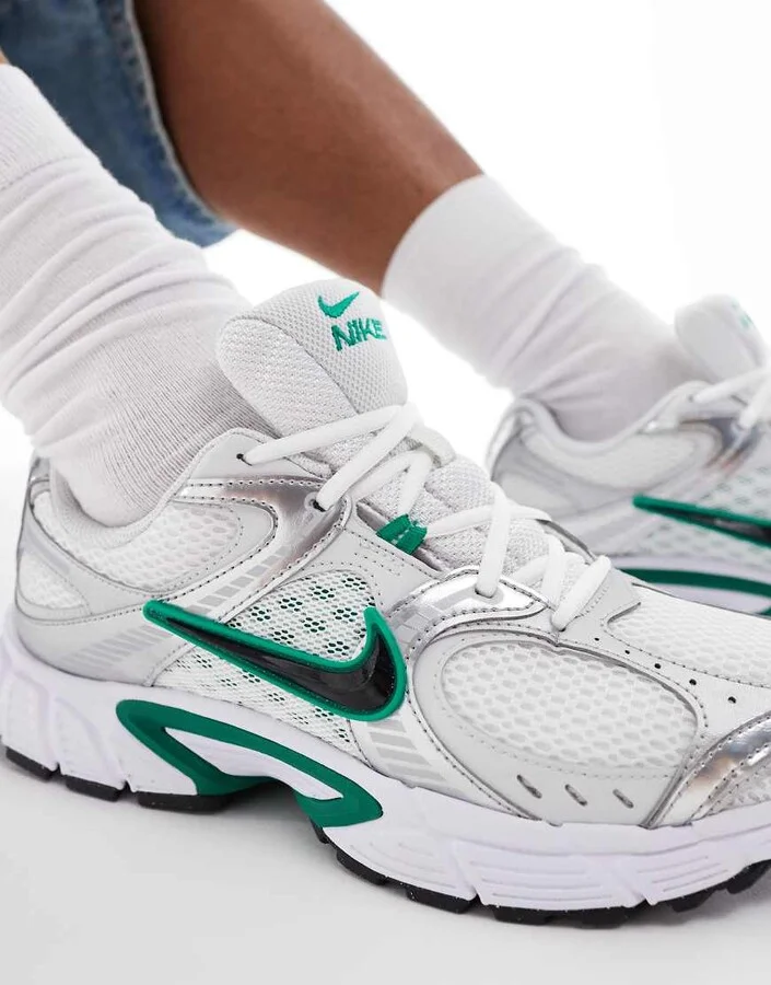 Nike V5 RNR sneakers in silver and green - Image 4