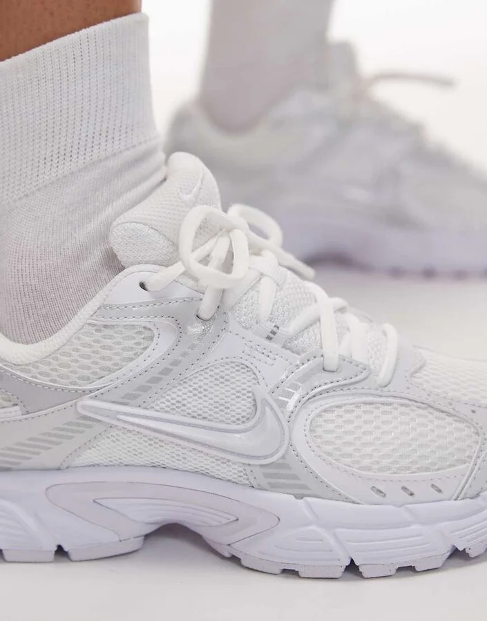 Nike V5 RNR sneakers in white - Image 4
