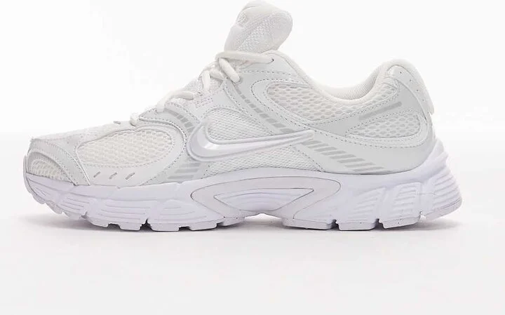Nike V5 RNR sneakers in white and silver - Image 2