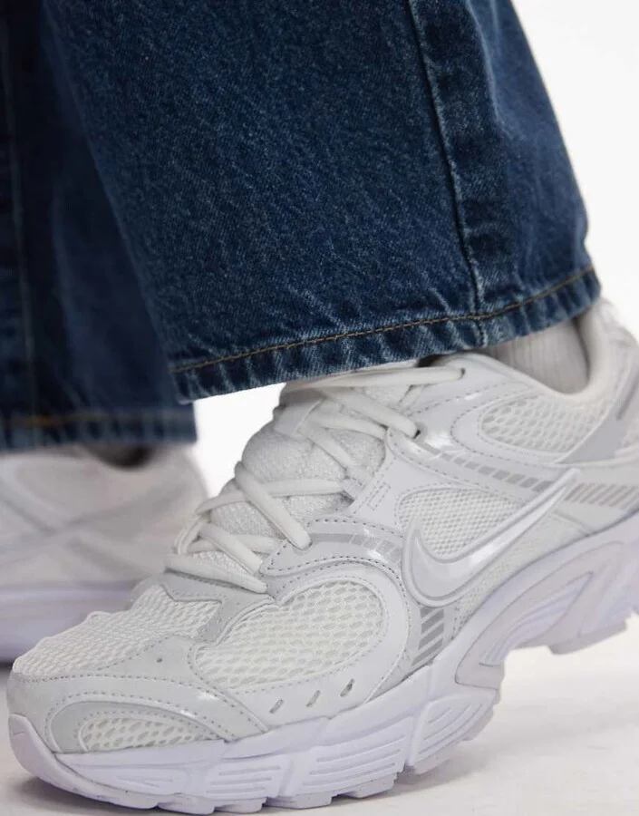 Nike V5 RNR sneakers in white and silver - Image 3