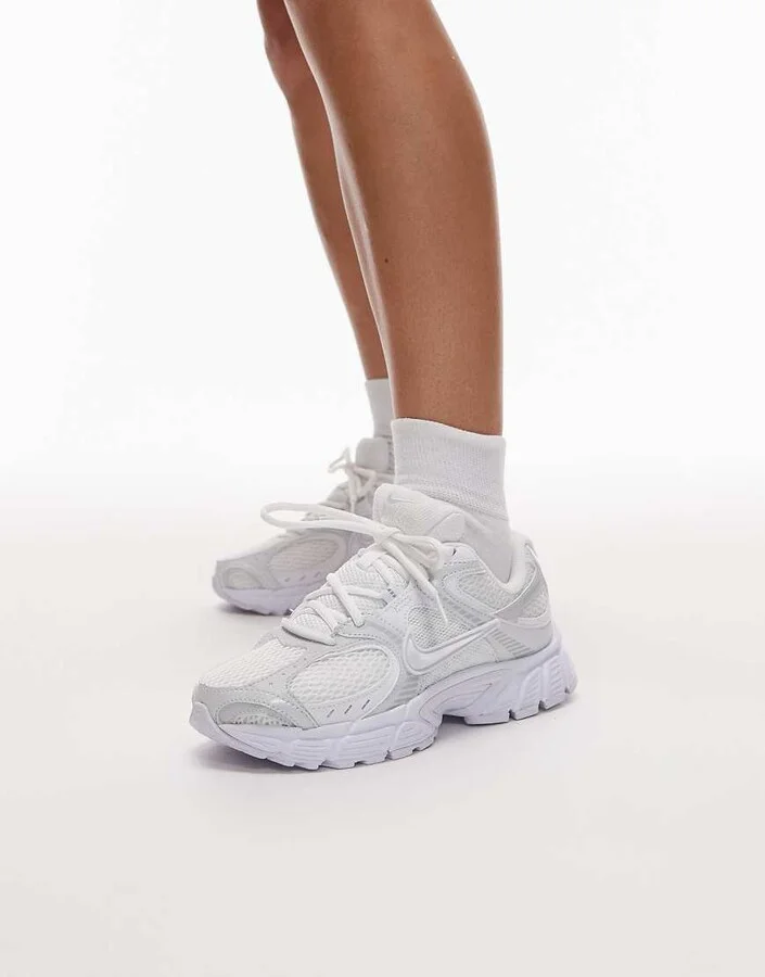 Nike V5 RNR sneakers in white