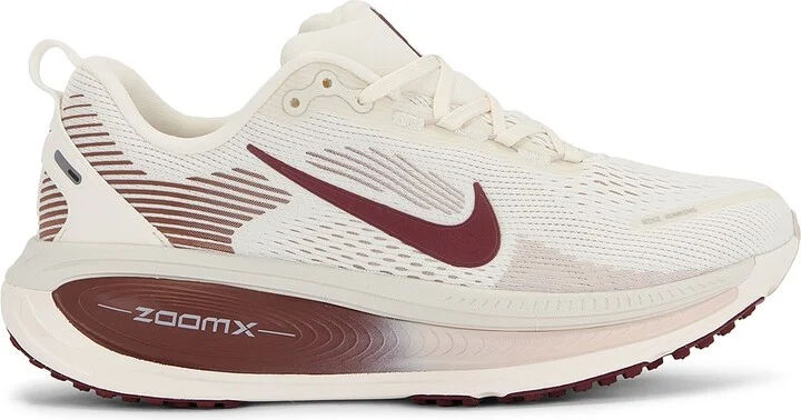 Nike Vomero 18 Sneaker in Cream,Burgundy