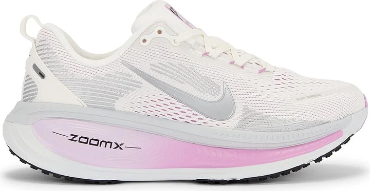 Nike Vomero 18 Sneaker in Cream,Pink