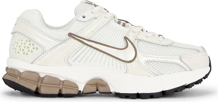 Nike W Zoom Vomero 5 Sneaker in Cream