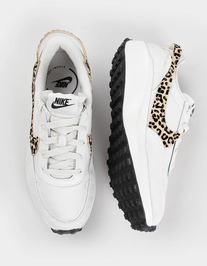 NIKE Waffle Debut Womens Shoes - Image 4